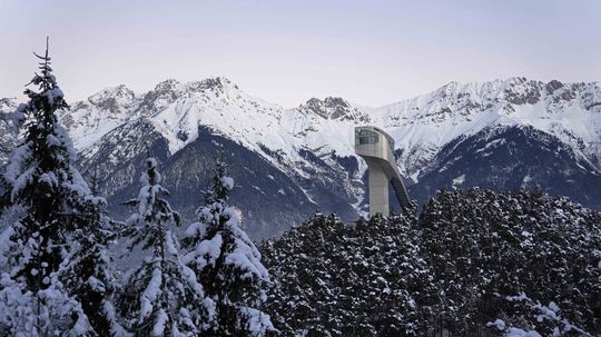 Lavína v Tirolsku strhla dvoch mladých turistov, jeden zahynul