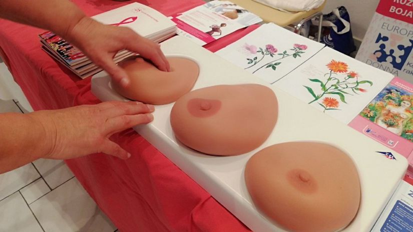 Ukážka samovyšetrenia prsníkov.