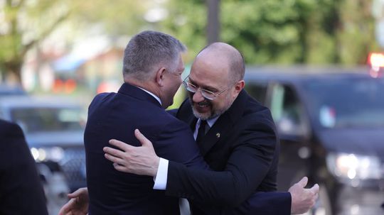 Robert Fico a Denys Šmyhal.