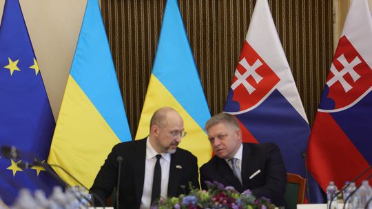Fico Šmyhaľovi: Slovensko nemieni byť rukojemníkom ukrajinsko-ruských vzťahov. Kritizuje rozhodnutie Zelenského