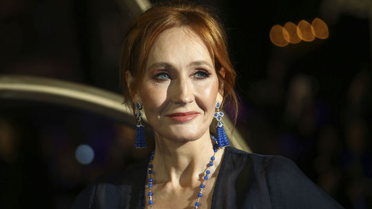 Rowlingová znovu kritizuje hercov z filmov o Potterovi. Vadí jej, že podporili transrodové osoby