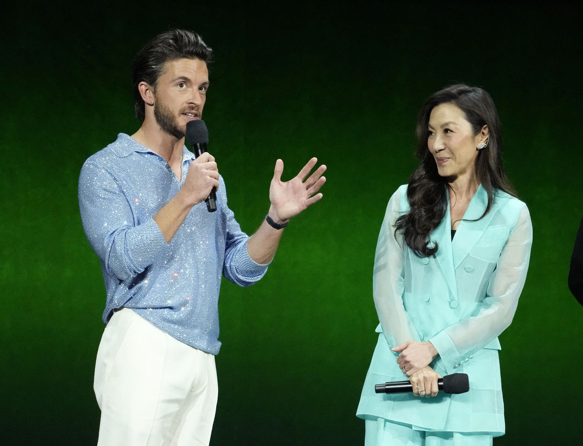 Herec Jonathan Bailey a herečka Michelle Yeoh...