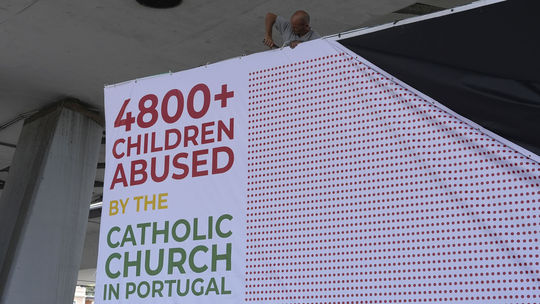 Katolícka cirkev v Portugalsku odškodní obete sexuálneho zneužívania