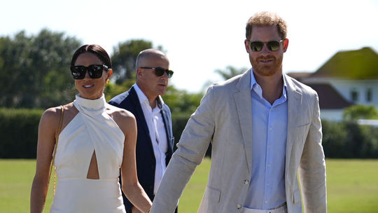 Princ Harry a jeho manželka Meghan Markle,...