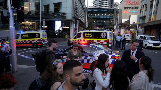 Polícia zasahovala po útoku v nákupnom centre v Sydney. Hlásia mŕtvych