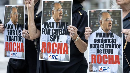 Bývalého amerického diplomata Rochu odsúdili na 15 rokov väzenia za špionáž pre Kubu