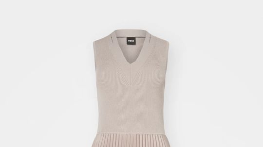 Dámske šaty BOSS, predávajú sa za 299,99 eura. 