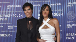 Kim Kardashian (vpravo) a jej mama Kris Jenner