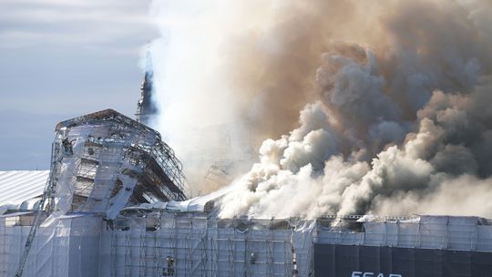 Historickú budovu burzy v centre Kodane zachvátil požiar, jej veža sa zrútila