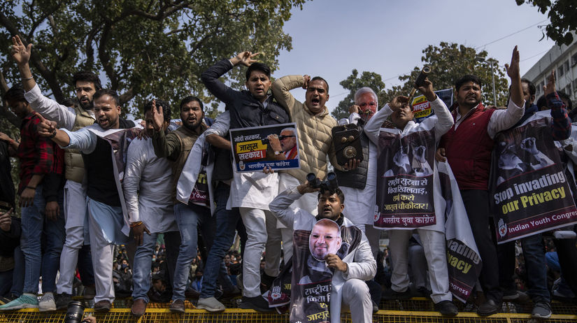 Členovia opozičnej Congresional Party vykrikujú...