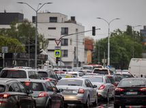 Hustý dážď v Bratislave skomplikoval dopravu, vodiči strávili v kolónach desiatky minút
