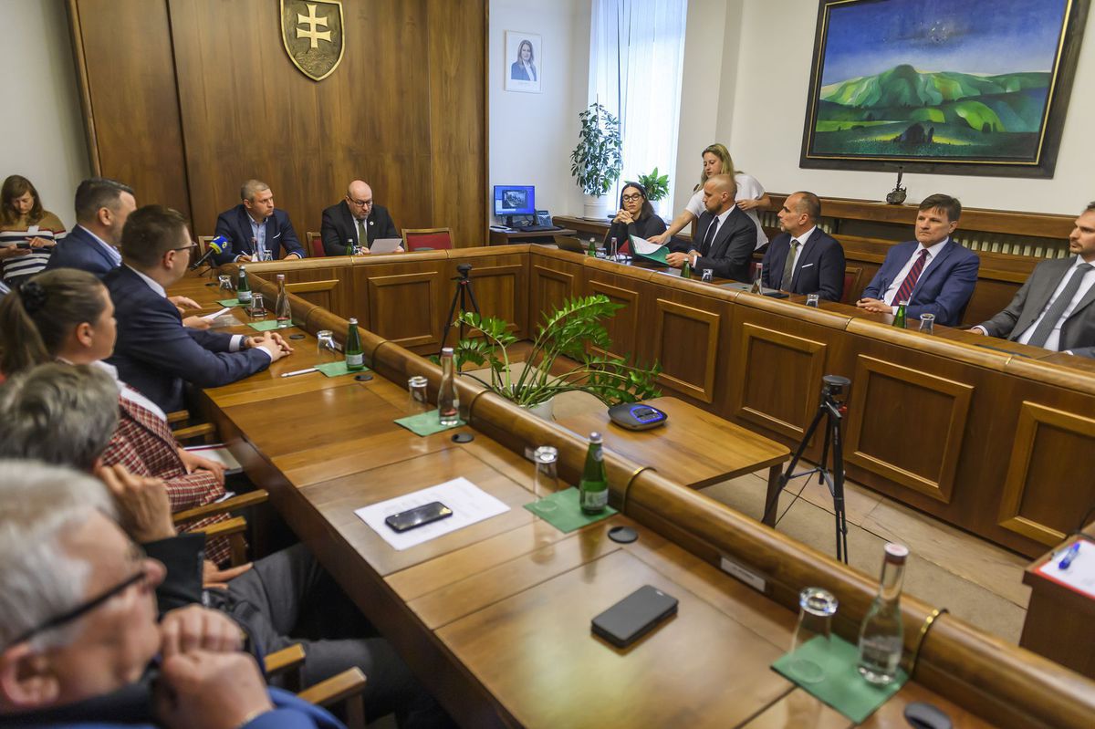 Uprostred predseda Výboru Národnej rady SR pre...