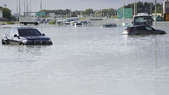 Najsilnejšie dažde za 75 rokov: Záplavy v Dubaji ochromili najrušnejšie letisko sveta