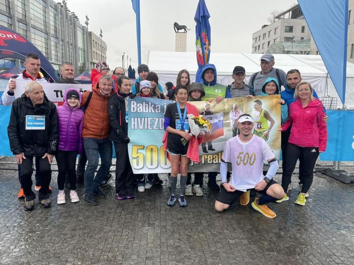 Evu Seidlovú prišli povzbudiť do cieľa 500....