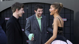 Herečka Zendaya sa zvítava s kolegami Mikeom Faistom a Joshom O'Connorom.