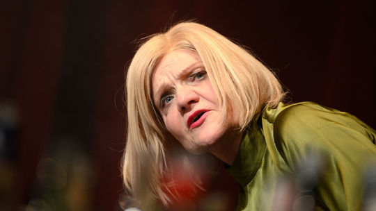 Jana Oľhová ako promotérka v hre Kým prídu Stouni