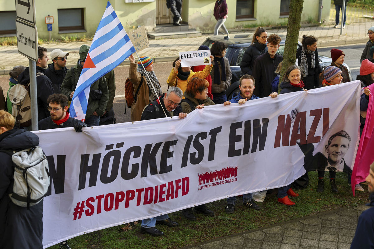 Die Demonstranten halten ein Transparent mit der Aufschrift hoch...