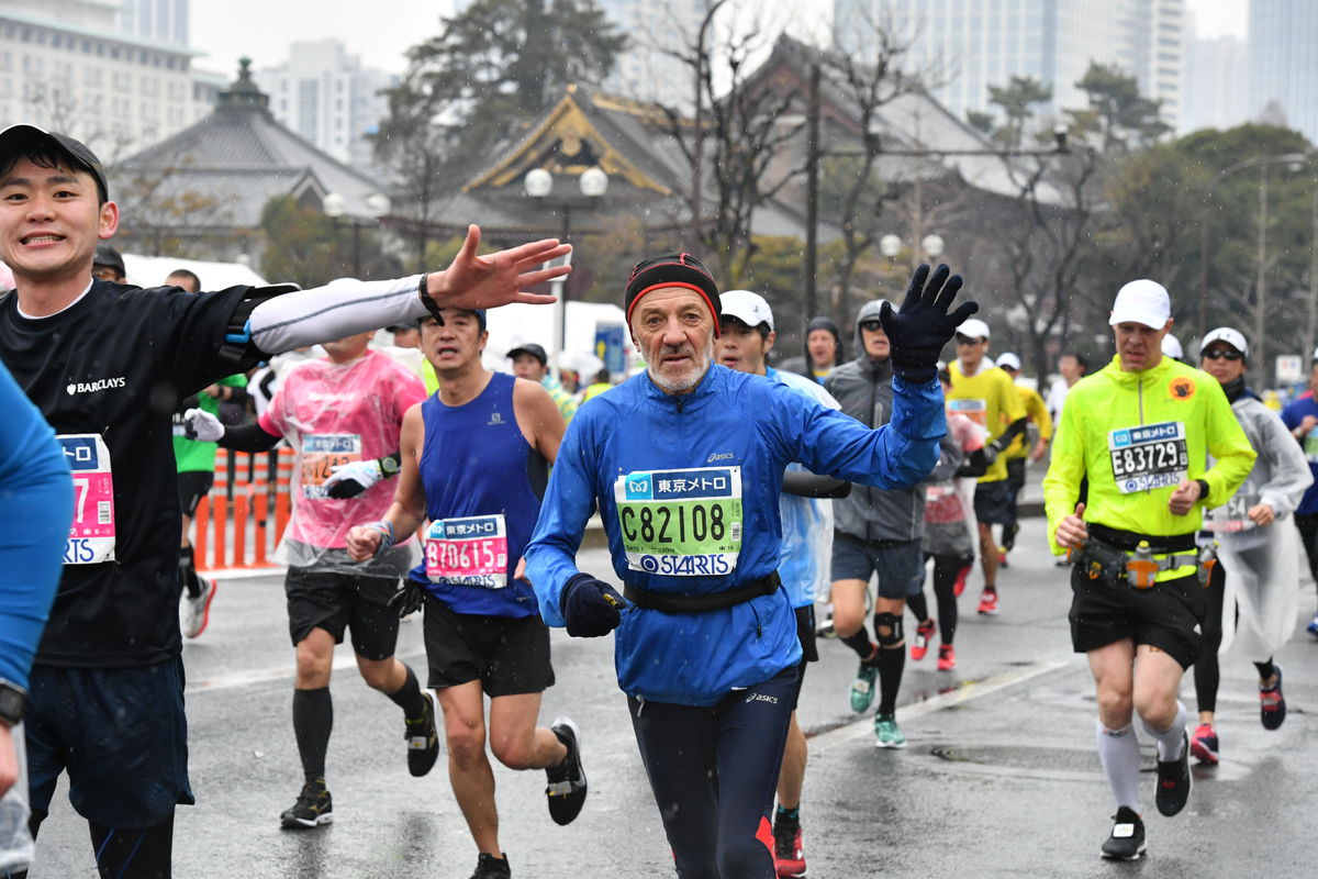 Medzi maratóncami v Tokiu s číslom 82 108.
