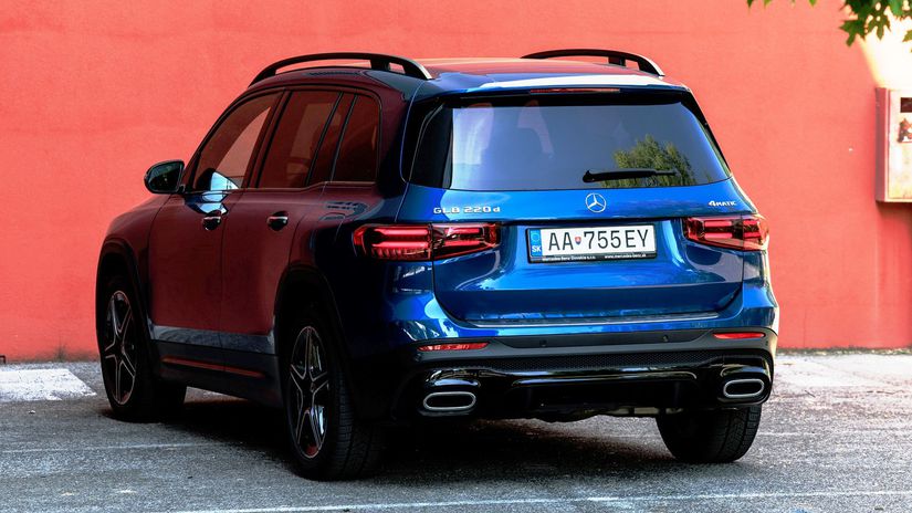 Paket AMG Line priniesol GLB dve chrómové...