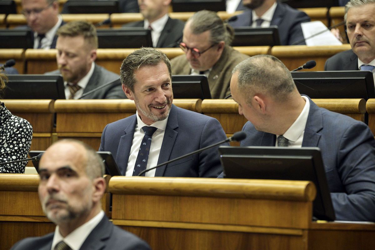 Predseda KDH Milan Majerský (uprostred) s...