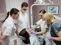 Slováci našli liek na vysoké ceny zubárov: Za lacnejšími zákrokmi jazdia do Srbska. Koľko ich stojí implantát či strojček?
