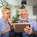 Dôchodky sa v novom roku zvýšia o 3,7 %.  Seniori dostanú viac peňazí automaticky už v januári +príklad