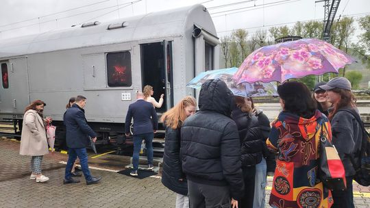 Revolution train stál v pondelok na železničnej...