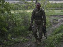 vojna na Ukrajine, vojak, obrnené vozidlo, front