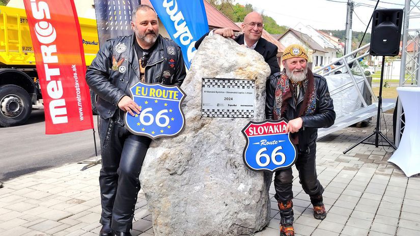 Minister dopravy Jozef Ráž s motorkármi.