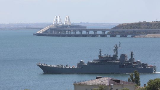 Zničme Rusom Krymský most, ozýva sa opäť z Kyjeva. Príde úder naraz zo vzduchu aj z mora?