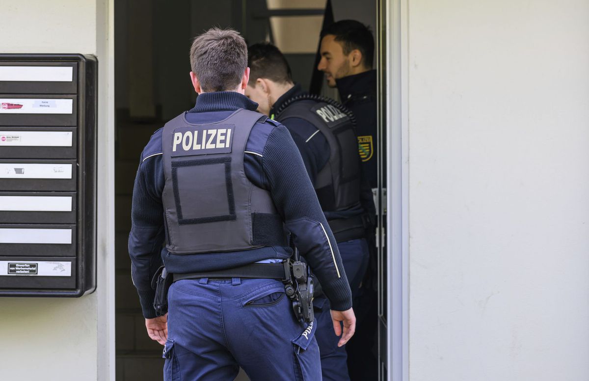 Nemecká polícia počas zásahu v jednom z bytov v...