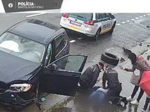VIDEO: Išlo o sekundy. Petržalskí policajti nezaváhali, zachránili život mužovi