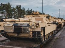 Americké tanky Abrams nestačia na ruské drony, Ukrajina ich stiahla z boja