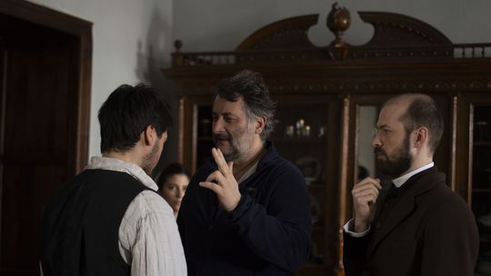 Režisér Cristi Puiu pri nakrúcaní filmu Malmkrog.