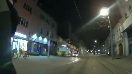 VIDEO: Naháňačka ako z akčného filmu. Najprv sa pobil pred barom, potom utekal pred políciou
