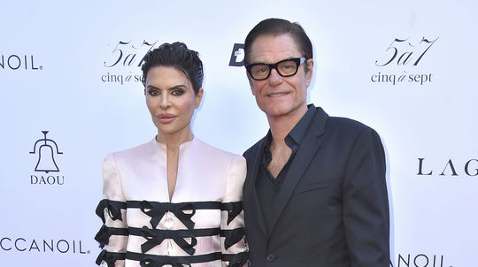 Lisa Rinna v kreácii Wiederhoeft a jej manžel...