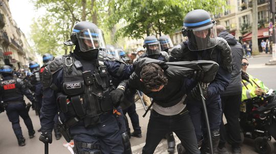 Prvomájové demonštrácie sprevádzali incidenty, v Paríži a Istanbule zadržali desiatky ľudí