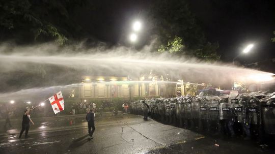 Gruzínska polícia počas protestov v Tbilisi zadržala desiatky osôb. V putách skončil aj líder opozície