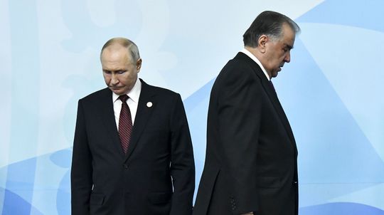 Po masakre pri Moskve Putin vyháňa z Ruska Tadžikov. Mohol by podmínovať pevnú pôdu pod ich prezidentom?