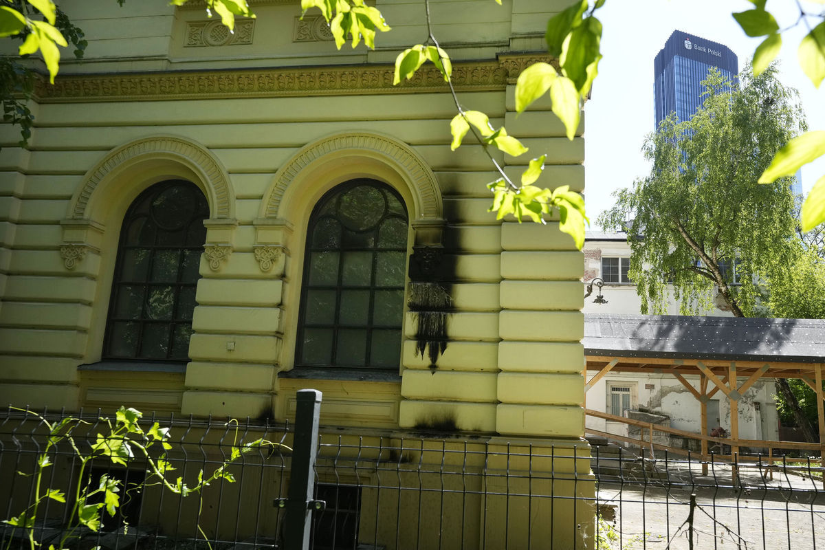 Poškodená fasáda Nożykovej synagógy, na ktorú...