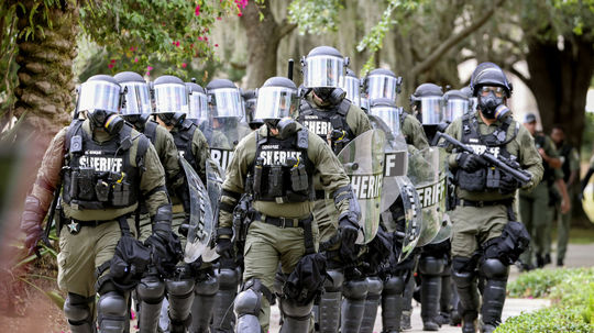 Polícia zasahovala proti demonštrantom na viacerých univerzitách v USA. Zadržala desiatky osôb