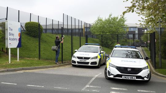 Britská polícia zadržala tínedžera, ktorý útočil v škole v Sheffielde
