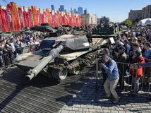 Moskva vystavuje západnú vojenskú techniku ukoristenú v bojoch na Ukrajine. Skvelý nápad, komentoval Peskov