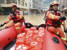 Čína, Záplavy, Povodne, Lejaky, záchranári na člne