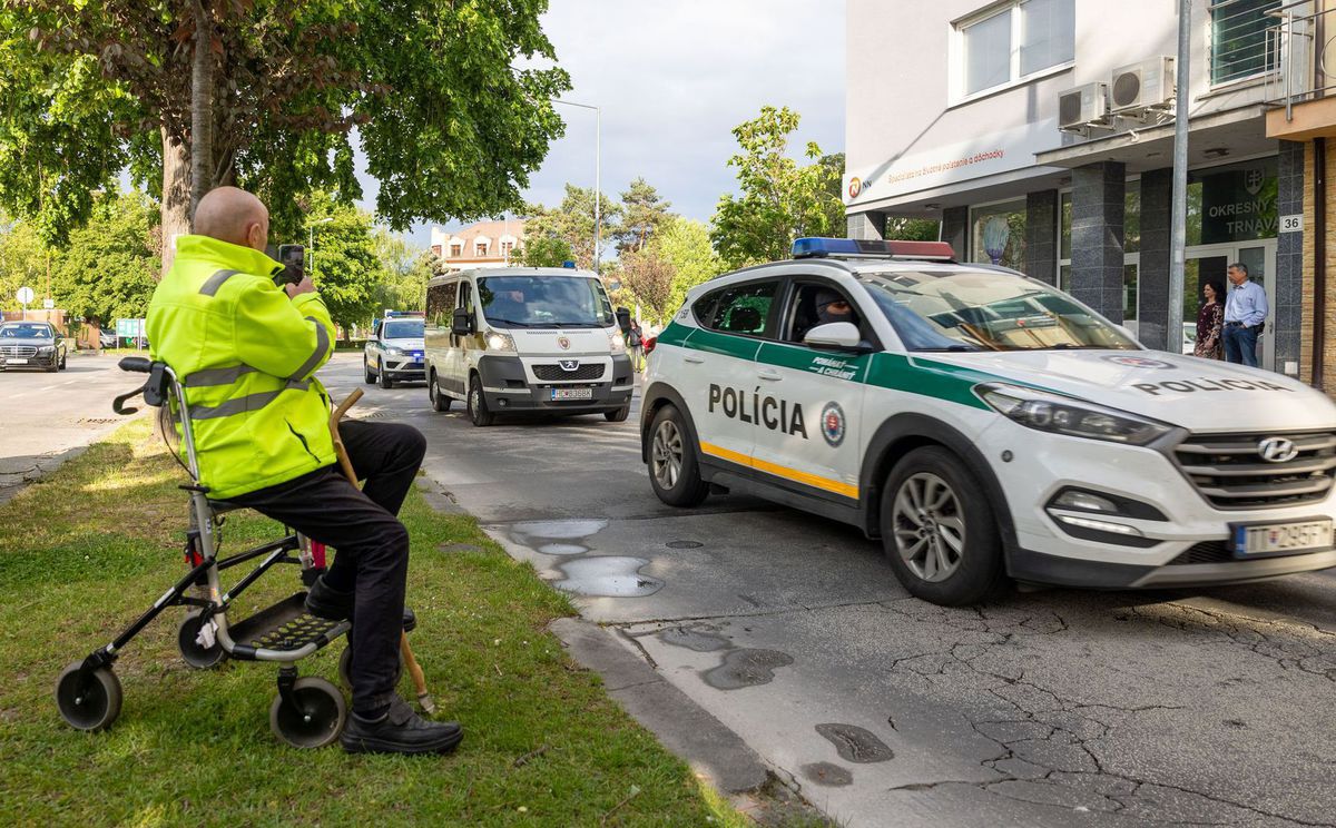 Černáka priviezla eskorta na súd.