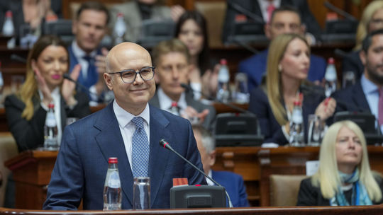 Smer Moskva. Srbský parlament potvrdil novú vládu, na niektorých ministrov sú uvalené sankcie