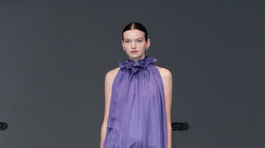 Modelka v kreácii z kolekcie Naniche, ktorú...