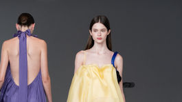 Modelka v kreácii z kolekcie Naniche, ktorú...