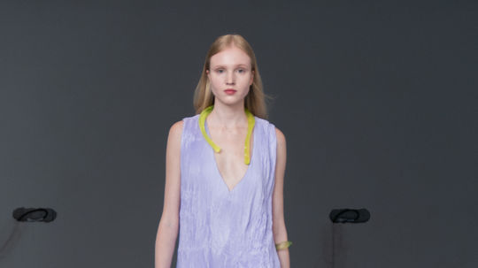 Modelka v kreácii z kolekcie Naniche, ktorú...