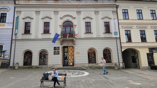 Vzácny erb na najkrajšom slovenskom námestí sa na svoje miesto nevráti. Mesto má však náhradu